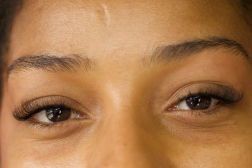 pose volume russe moyen remplissage d’extensions de cils à l'institut Œil de Nout, non genré, à Gradignan