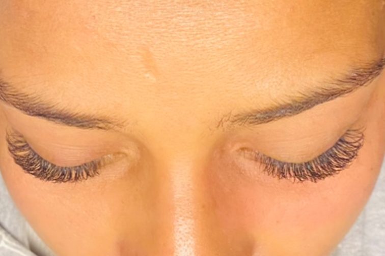 Pose 2D : remplissage d’extensions de cils à l'institut Œil de Nout, non genré, à Gradignan