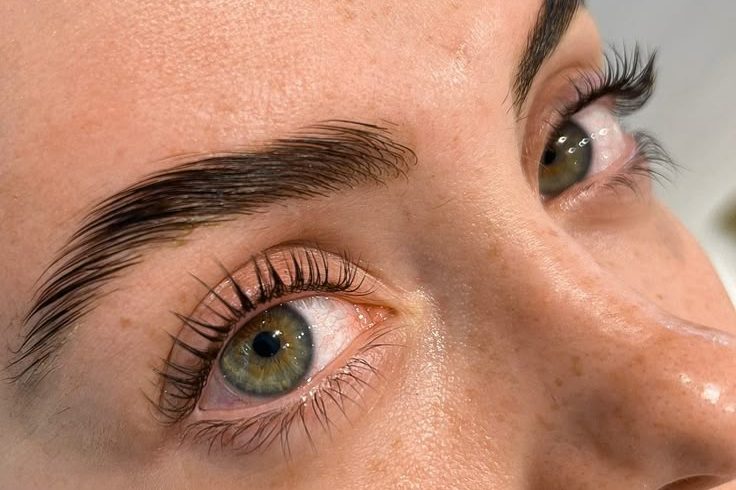 Dépose externe des extensions de cils à Gradignan – Nettoyage ciblé de la frange ciliaire