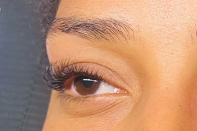 Dépose d’extensions de cils à Begles - Soin doux réalisé à l'institut Oeil de Nout