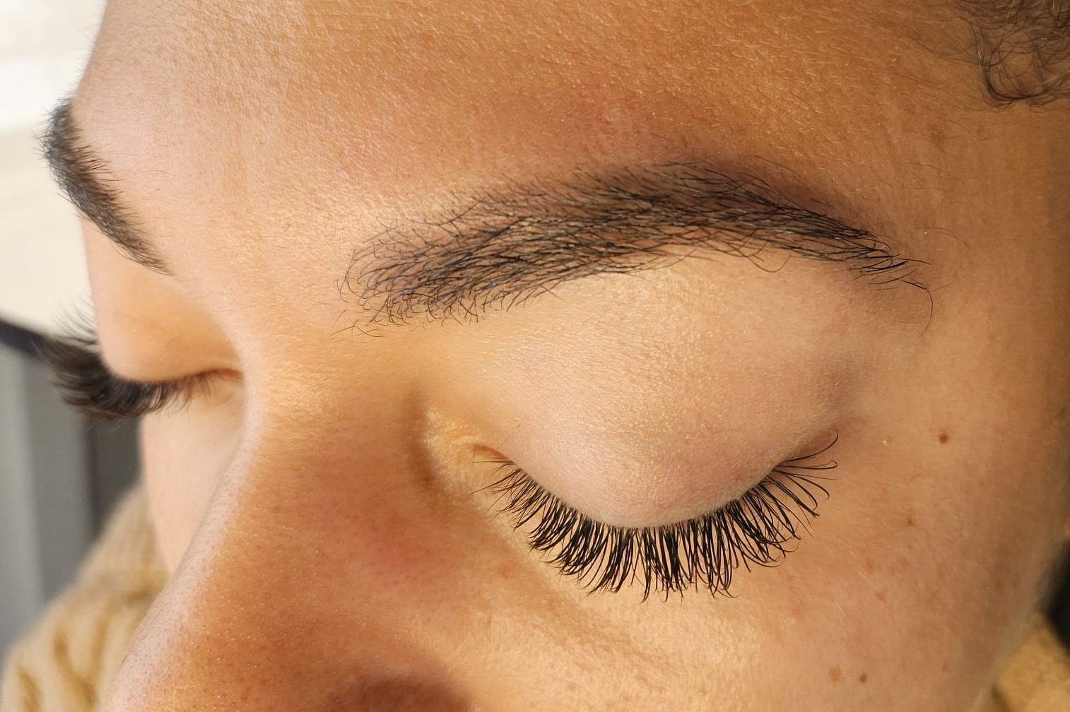 Dépose d’extensions de sourcils à Gradignan à l'institut non genre Oeil de Nout