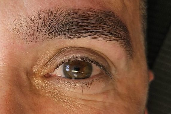 Restructuration des sourcils avec teinture à l'institut Oeil de Nout