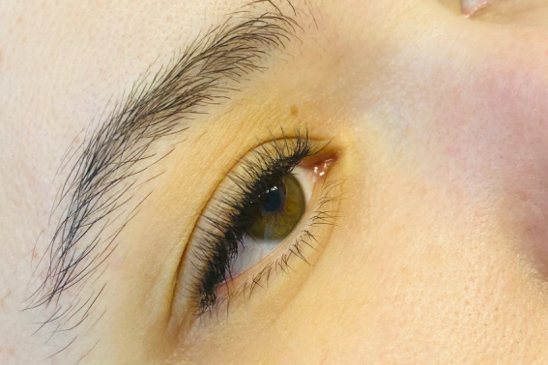 Pose 2D : remplissage d’extensions de cils à l'institut Œil de Nout, non genré, à villenave d'ornon